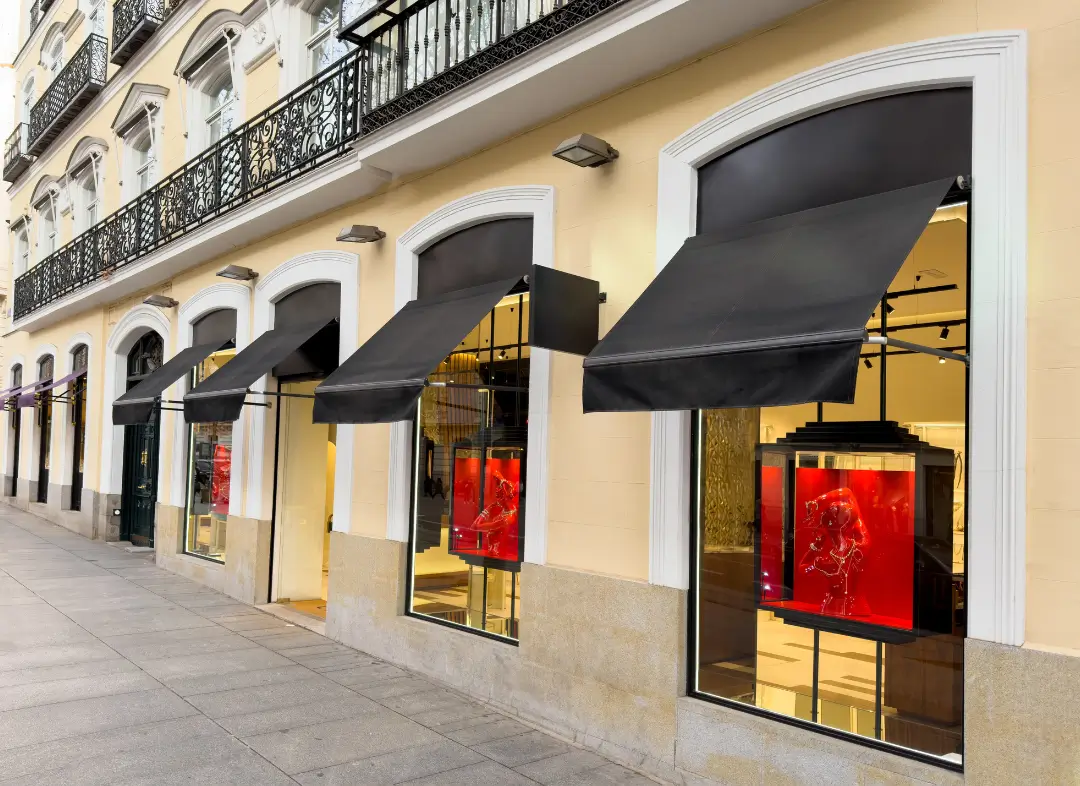 Façade vitrine de magasin en aluminium sur mesure à Coursan